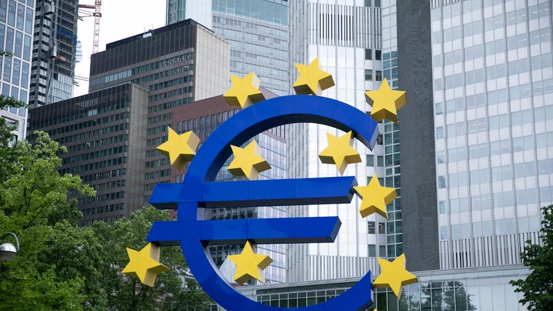 Lạm phát khu vực đồng euro tăng nhẹ, đạt mục tiêu 2% của ECB
