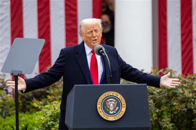 Trump Triển Khai Quân Đội: Tác Động 'Sốc' Lên Thị Trường Vàng & Ngoại Tệ Mỹ?